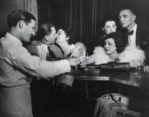 Brassai's Contemporary Photography - Kiki dans un bar montparnasse 1931