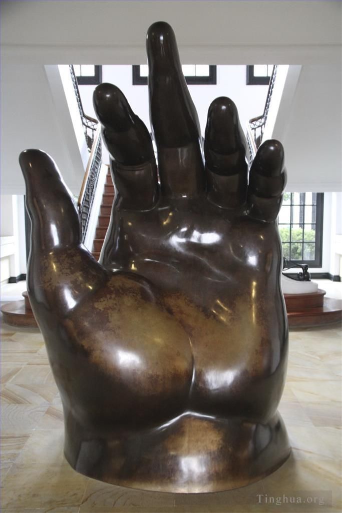 Fernando Botero's Contemporary Sculpture - Hand