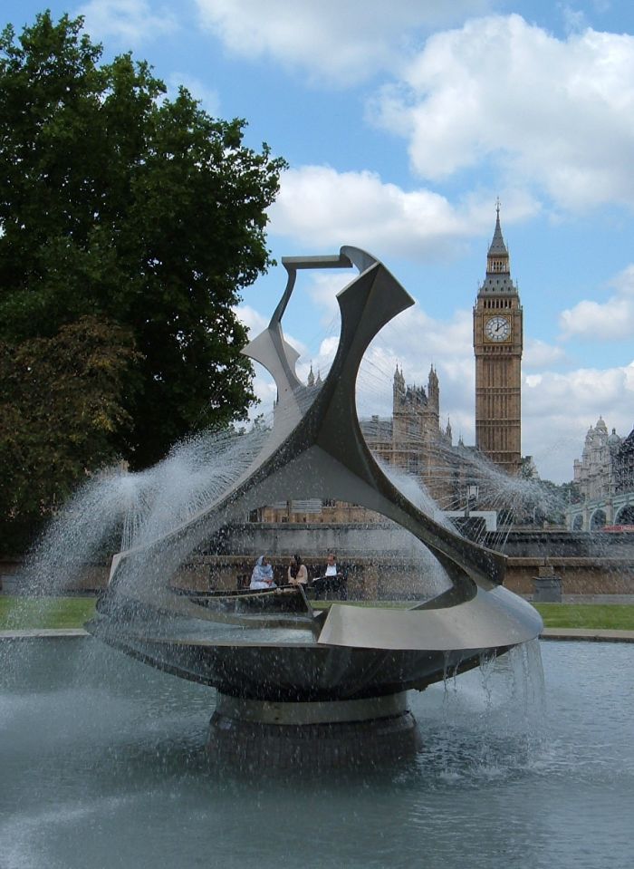 Naum Gabo's Contemporary Sculpture - Fountain
